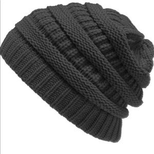 Soft stretch cable knit beanie - grey